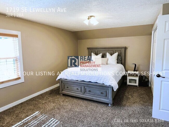 Building Photo - 1719 SE Lewellyn Ave