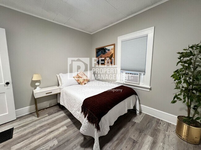 Building Photo - Cozy 2-Bedroom Near WMU & Downtown Kalamazoo!