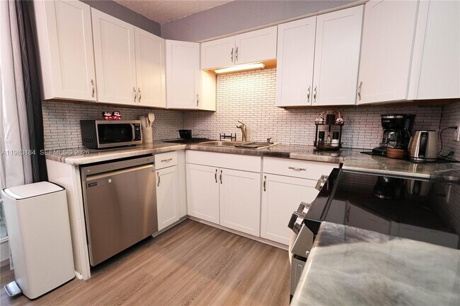 Building Photo - 742 Granada St