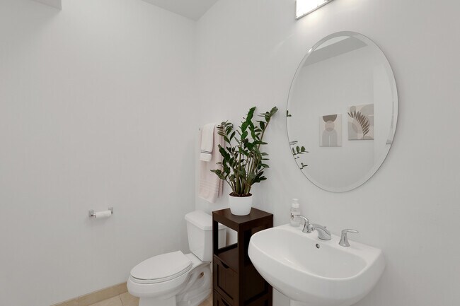 Building Photo - 565 W Quincy St