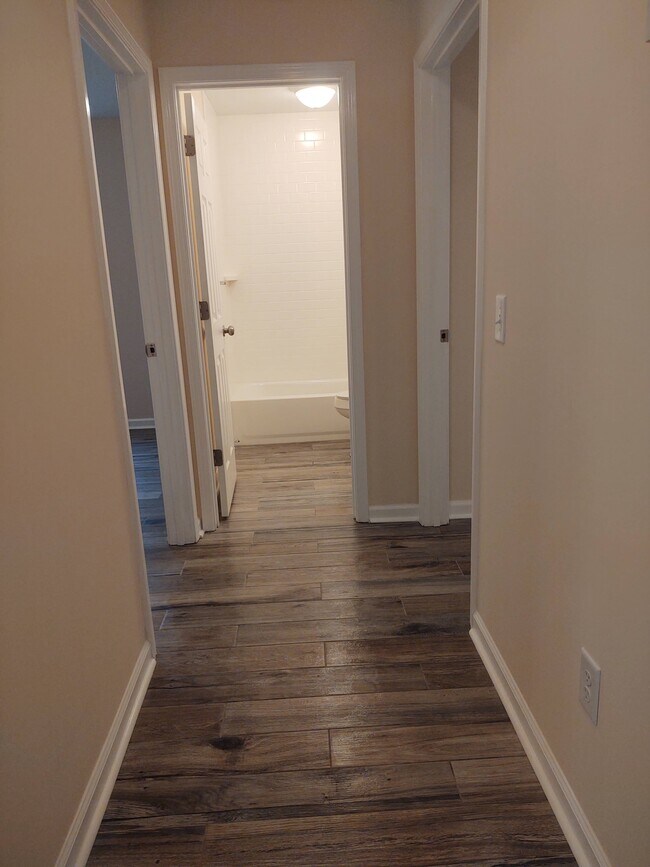 Entrance to bedrooms and hallway bathroom - 230 E Meadowlake Pky
