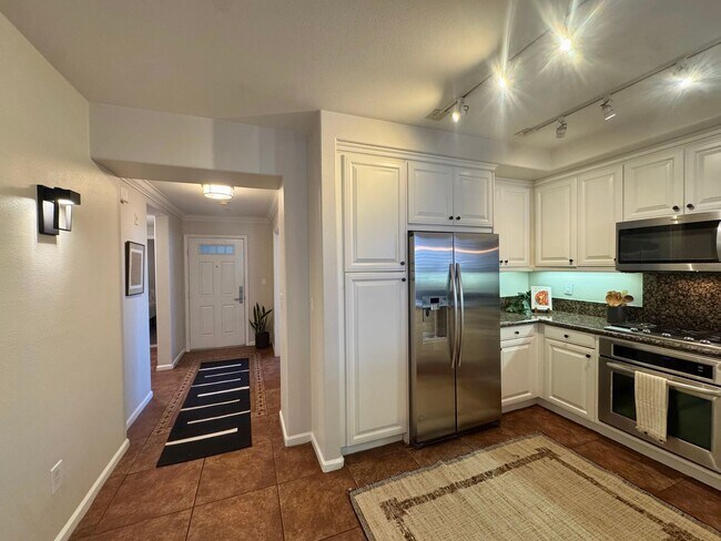Building Photo - Gorgeous 3 Bed, 2 Bath Unit with Ocean Views