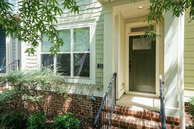 Primary Photo - GORGEOUS Well maintained Two Bedroom Townh...