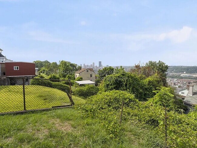 Building Photo - 2721 Cobden St