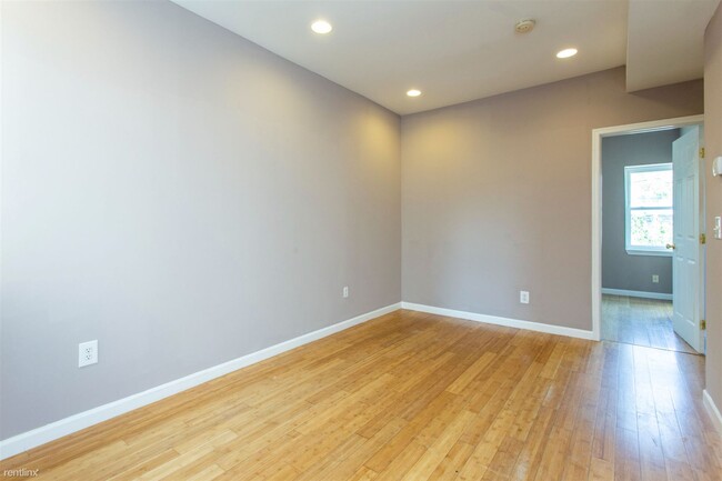 Building Photo - 4 br, 2 bath Triplex - 1745 WILLINGTON ST ...