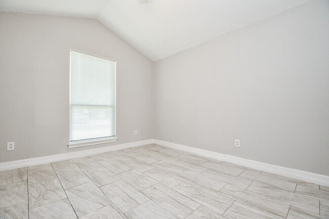 Building Photo - 5811 Greencraig Dr