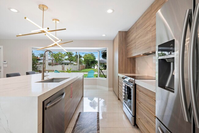 Building Photo - 2112 NE 32nd Ave