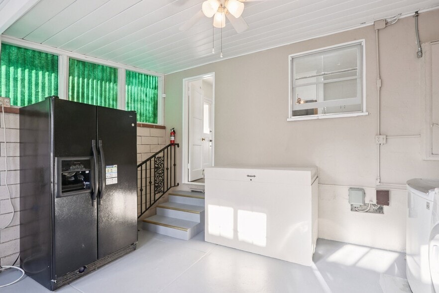 Building Photo - 8426 Alverstone Ave