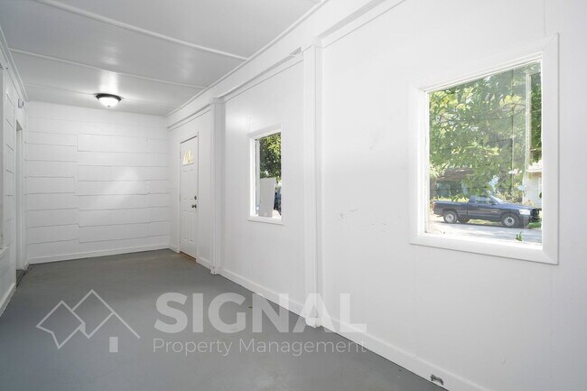 Building Photo - 512 16th St SW