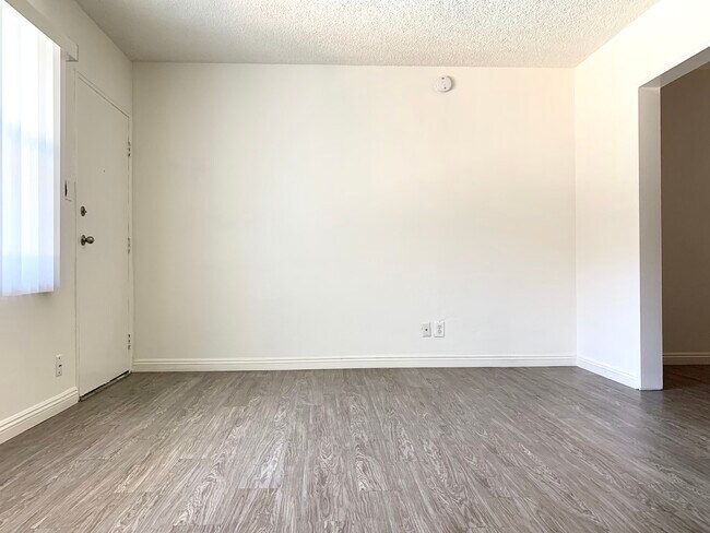 Building Photo - 1033 S Westlake Ave