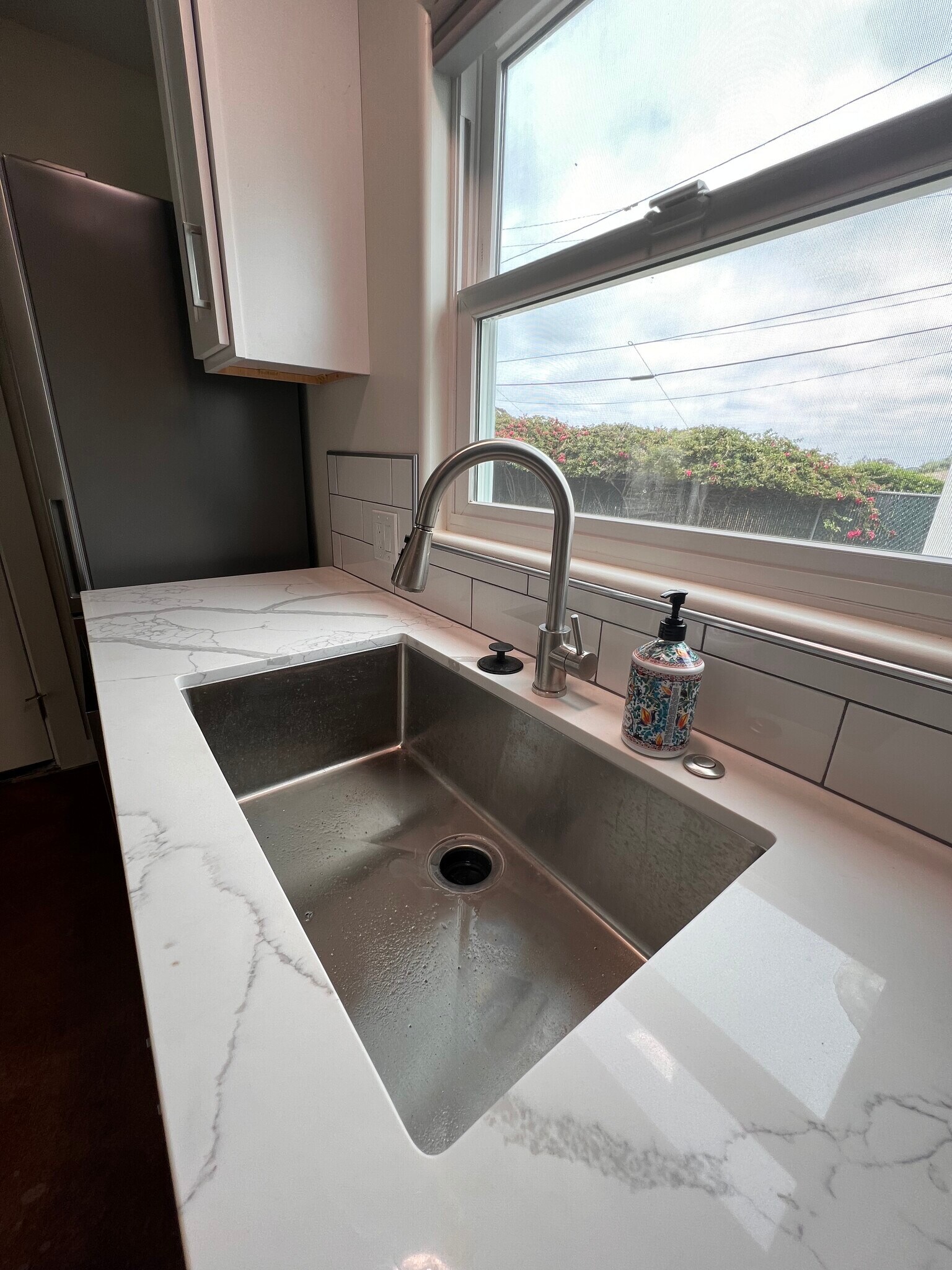 Large sink with garbage disposal - 5703 Adelaide Ave