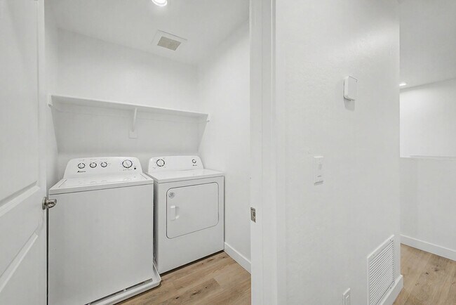 Building Photo - 136 W Latona Rd