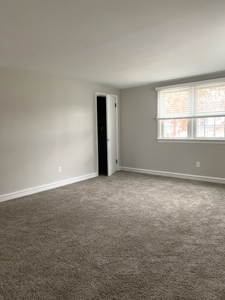 Living room looking at coat closet - 1310 W Kings Hwy