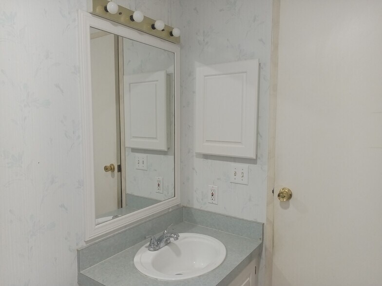 Building Photo - 841 W Colonial Cir