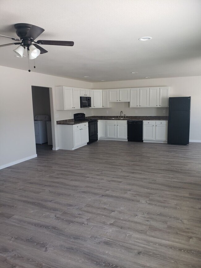 Building Photo - 3 Bedroom Duplex