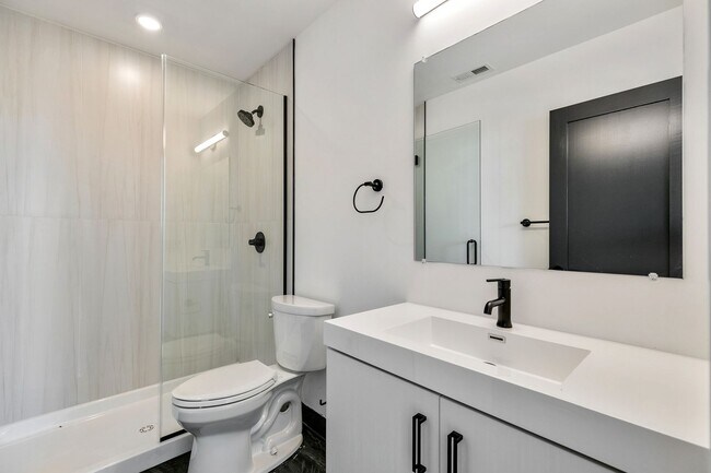 Interior Photo - 1419 W Grange Ave