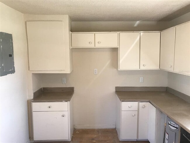 Building Photo - 353 Pearlwood St