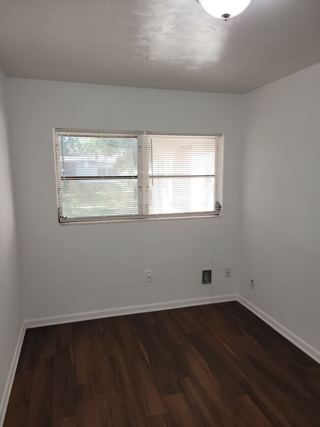 Building Photo - 3 BEDROOM 1 BATH  - 1/2 DUPLEX LOCATED IN ...