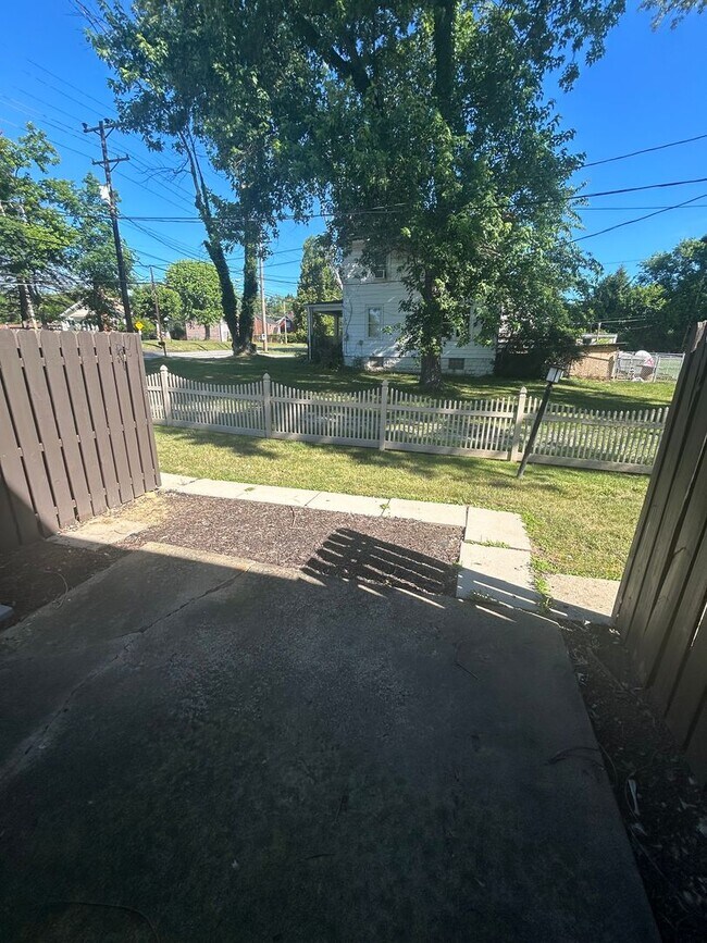 Building Photo - Modern 1 Bedroom Townhome in Prime Moon Township Location!