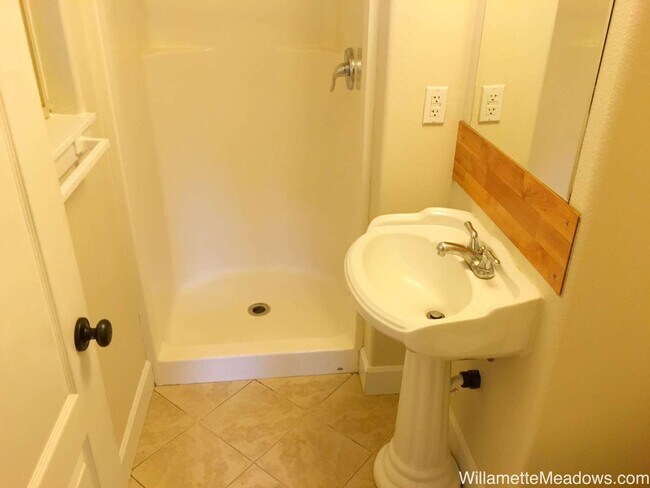 Building Photo - 4 Bedrooms, 2 Bathrooms, Large Fenced Backyard in Central Salem