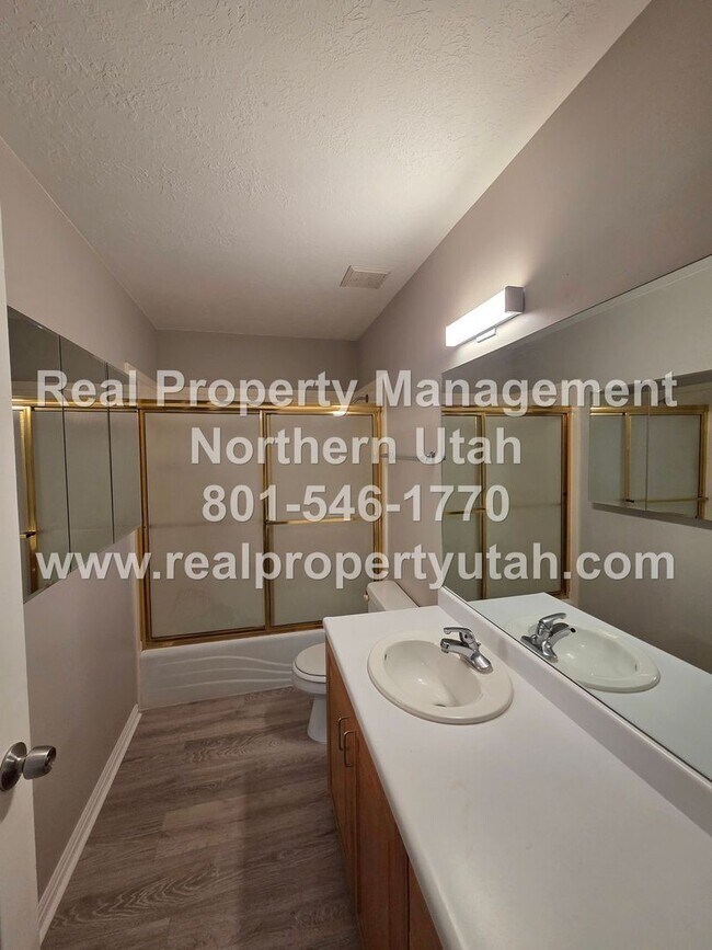 Building Photo - Updated 5 Bedroom 5 Bath Home in Layton Available!