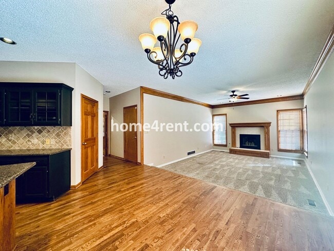 Building Photo - Beautiful, Spacious Home w/ Open Floor Pla...