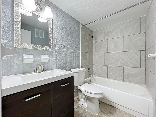 Building Photo - 825 N Primrose Dr