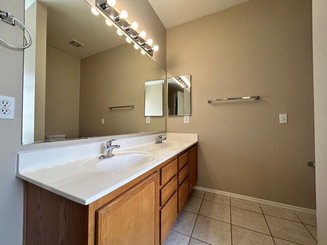 Building Photo - Spacious single story Peoria stunner w/New...