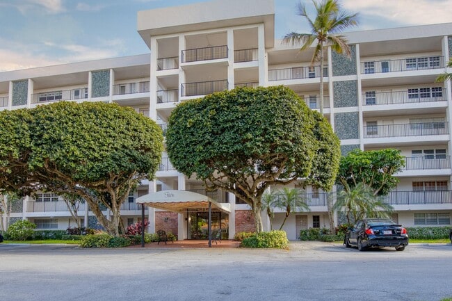 Building Photo - 2950 N Palm Aire Dr