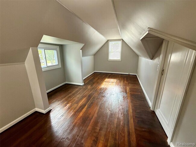 Building Photo - 1010 Larkmoor Blvd