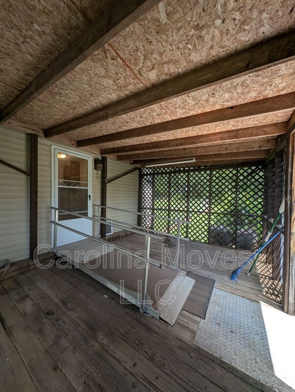 Building Photo - 220 Farrs Rd