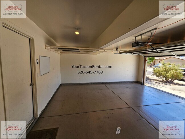 Building Photo - 3/2 & a Loft, AC off of River Road near Oracle Road
