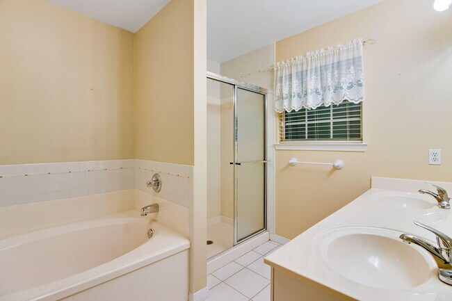 Building Photo - 366 Bay Tree Dr
