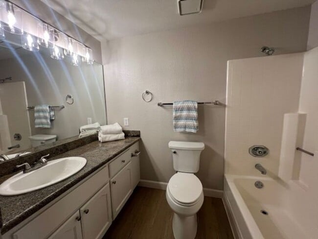 Building Photo - 3 Bed End Unit in Mt. View