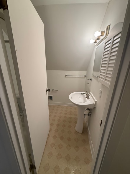 UPSTAIRS FULL BATHROOM - 581 Bessinger Dr