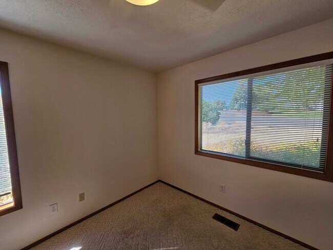 Building Photo - 3Bd/2Ba Single Story Home-For viewing!