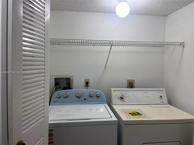 Building Photo - 9777 Westview Dr
