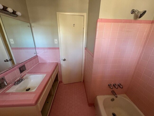 Building Photo - MOVE IN SPECIAL! HALF OFF FIRST MONTH!!