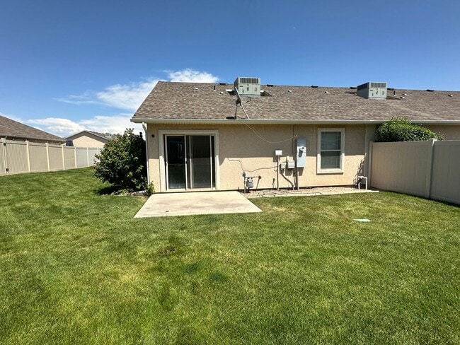 Building Photo - 3 bed 2 bath townhome!