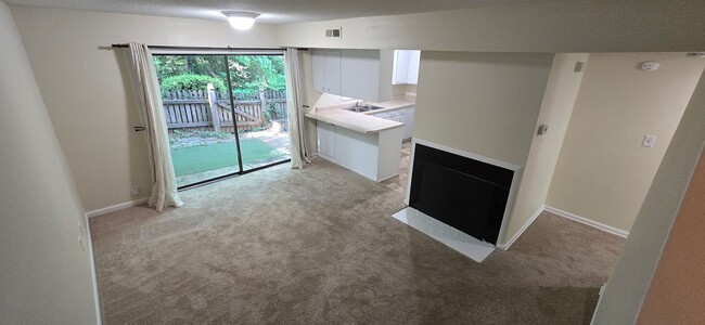 Building Photo - Townhome convenient to shopping and schools