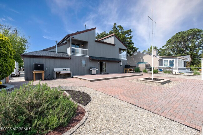 Building Photo - 813 Cable Dr