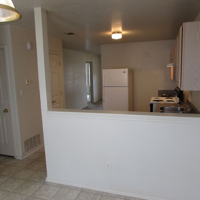 Building Photo - 2901 Cantabrian Dr