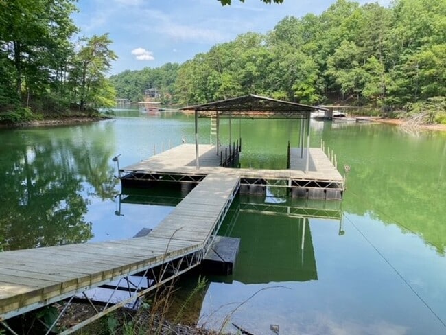 Building Photo - Lake Front Living on Lanier!