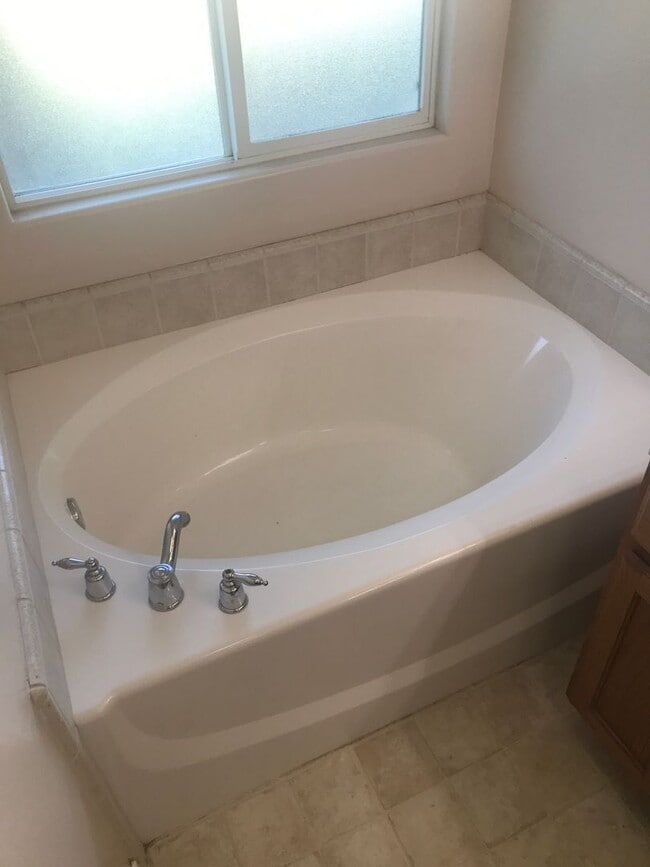 Building Photo - 4 bedroom, 2 bathroom home located near Stine Rd/ McKee Rd.