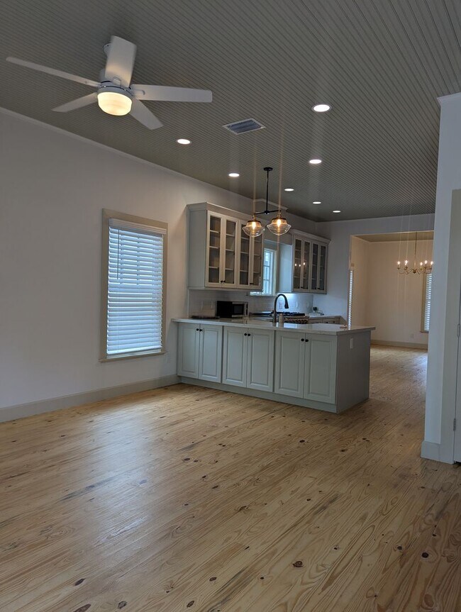 Building Photo - Stunning Fully Renovated 3-Bedroom, 2-Bathroom Cottage-Style Home