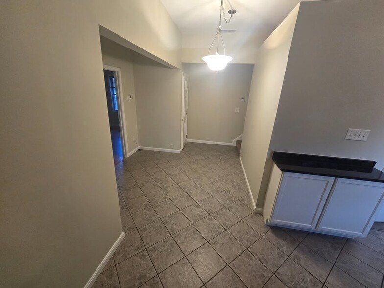 Building Photo - 625 County St