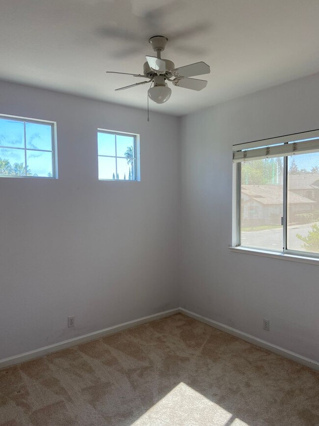 Building Photo - Large 4 bdrm 3 bath in Broadstone