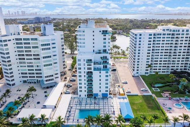 Building Photo - 5001 Collins Ave