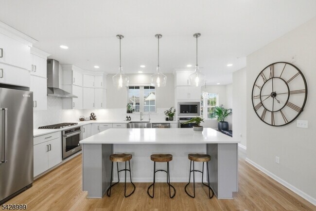 Building Photo - 19 Dahlia Dr