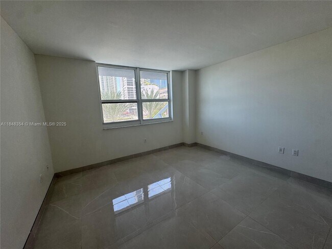 Building Photo - 1155 Brickell Bay Dr